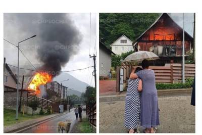 Спасатели потушили в Красной Поляне два дома, объятых огнём