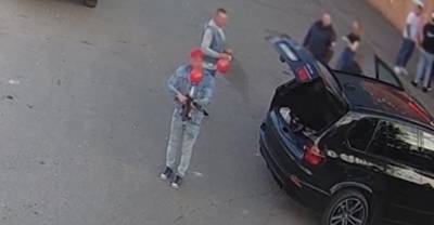 Житель Подмосковья с воздушным шариком во рту устроил стрельбу возле ночного клуба
