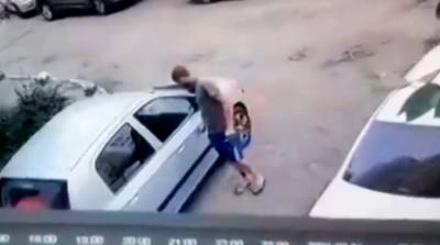 В Воронеже мужчина под камерами поцарапал несколько машин
