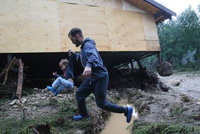 Около 10 тысяч крымчан остались без света из-за мощного циклона