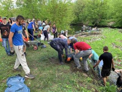 В Бабаях(Харьковская область) эковолонтеры очищают речку Уды от мусора В конце августа мы проведем Чистые…