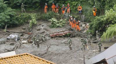 Японские спасатели нашли живыми 19 человек в районе схода оползня