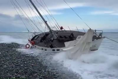 В Сочи ураганным ветром выбросило на берег яхту
