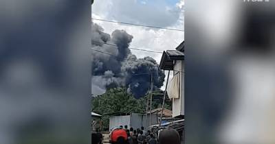 "Солдаты выпрыгивали из падающего самолета": в Филиппинах упал военный самолет (фото, видео)