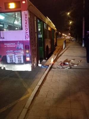 В Новосибирске женщина умерла после падения из троллейбуса