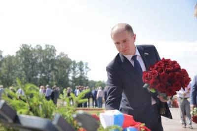 Михаил Романов возложил цветы к монументу Матери-Родины на Пискаревском кладбище