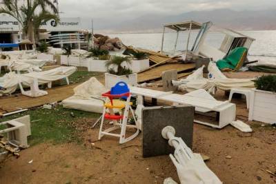 Мощный ураган у побережья Турции перепугал отдыхающих и мира