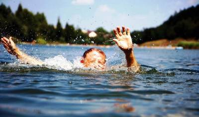В Башкирии с купания не вернулись двое детей. Одна девочка утонула, вторую ищут