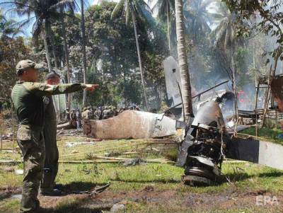 Число жертв крушения военного самолета на Филиппинах выросло