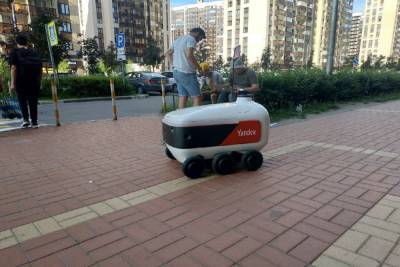 Роботы-курьеры «Яндекса» начали развозить еду под Петербургом