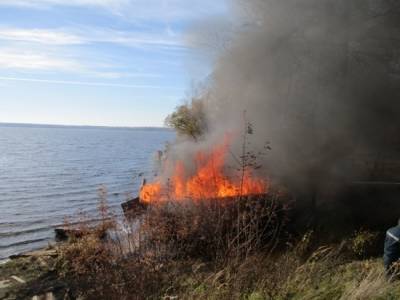 В Ивановской области дотла сгорели три лодочных гаража и моторная лодка