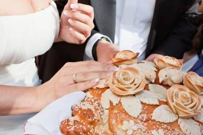 Свадебные приметы: платье надеваем через голову, бьем посуду, а с роз срезаем шипы