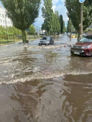 Жителей Киева и области предупредили о град, грозы и шквалы: уже затоплены улицы и дома