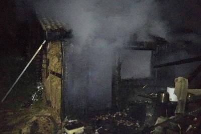 В Рославле ночью пожарные тушили полыхающую баню
