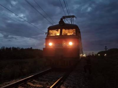 В Челябинской области грузовой поезд сбил пенсионерку, которая шла вдоль путей