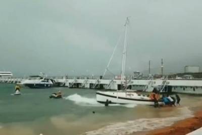 В Геленджике ветром выбросило яхту на берег