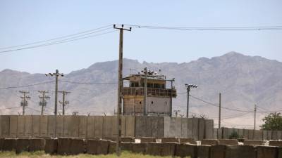За ночь границу с Таджикистаном пересекли сотни афганских военных