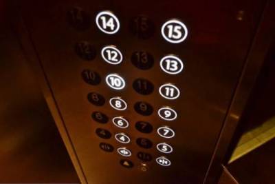 Просидевшего в сломанном лифте 17 часов россиянина сочли неадекватным