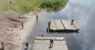 Построили переправу и перевезли технику. Бойцы ВСУ форсировали реку на Донбассе (видео)