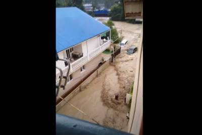 Опубликованы видео потопа в Сочи: машины под водой, люди плавают по улицам