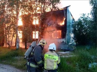 В ЯНАО два человека пострадали из-за пожара в расселенном доме