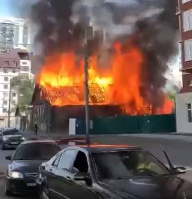 Возле храма Святого Владимира в Астрахани крупный пожар уничтожил дом