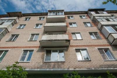 В Иванове соседи спасли мужчину, который чуть не вывалился с окна на пятом этаже