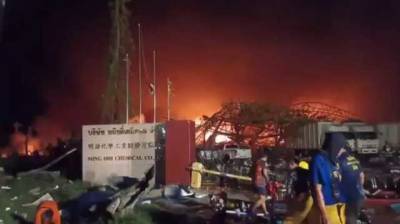 В Тайланде мощным взрывом уничтожило завод по производству пенопласта, десятки пострадавших