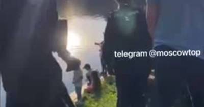 Полиция бросилась сгонять сидящих в траве на Патриарших людей и попала на видео