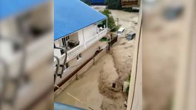 Унесенный потоком воды автомобиль в Сочи сняли на видео