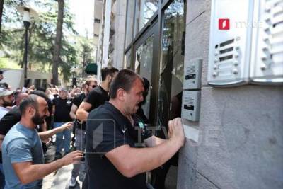 Противники марша ЛГБТК-сообщества разбили окна офиса одного из НПО
