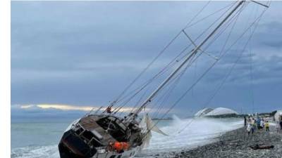 Парусная яхта потерпела крушение у берегов Сочи - видео