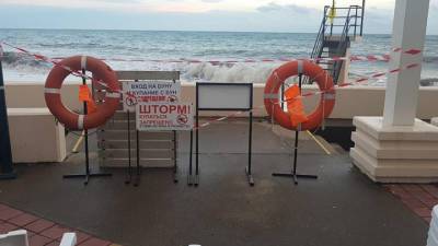 Закрытые пляжи: из-за непогоды в Сочи туристам не полежать в шезлонгах