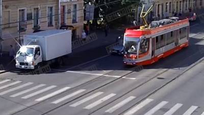 Пассажирка трамвая попала под колёса каршеринга на Васильевском острове