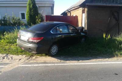 В Касимовском районе Nissan врезался в сарай, пострадал 16-летний пассажир