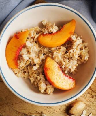 Правильный завтрак начинается с каши: готовим овсянку с персиками и гранолой