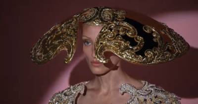 Schiaparelli открыл Неделю высокой моды в Париже коллекцией "Матадор" (фото, видео)