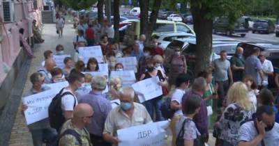 Ветераны, активисты и волонтеры собрались под Печерским судом, чтобы поддержать героя обороны Мариуполя генерала Павловского