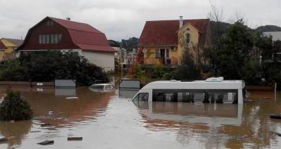 Мощный потоп в Адлере: улицы превратились в реки, вода уносит машины. Видео