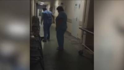 Бездомного пациента-инвалида бросили лежать на полу в энгельсской больнице