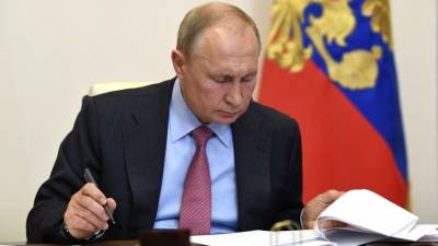 Песков оценил идею издать полное собрание сочинений Путина