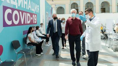 Собянин открыл пункт вакцинации в Гостином дворе