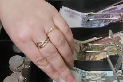 В Почепе продавщица забрала 104 тысячи рублей с кассы