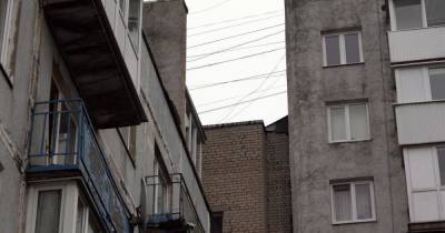 В Калининграде пенсионер сорвался с балкона пятого этажа и разбился насмерть