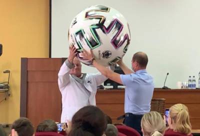 Символ Евро-2020 передали в Ленинградскую областную детскую клиническую больницу