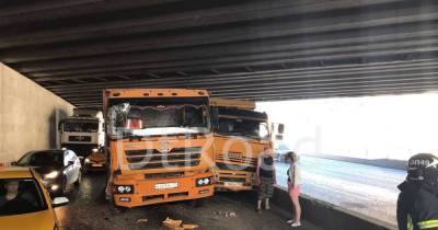 Три грузовика столкнулись под путепроводом на юго-востоке Москвы