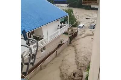 Пользователи соцсетей выкладывают шокирующие видео из затопленного Сочи