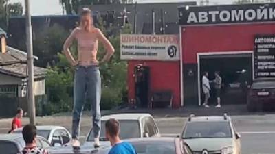 "Стало жарко": обнаженная по пояс сибирячка устроила шоу на крыше машины