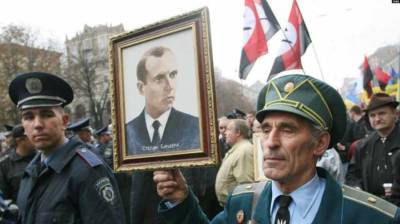 Верховная Рада требует от Зеленского вернуть звание героев Бандере и Шухевичу