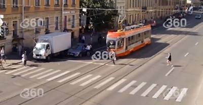 В Петербурге каршеринг снёс выходившую из трамвая девушку